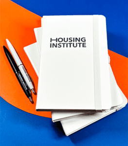 Білий щоденник з логотипом компанії Housing Institute